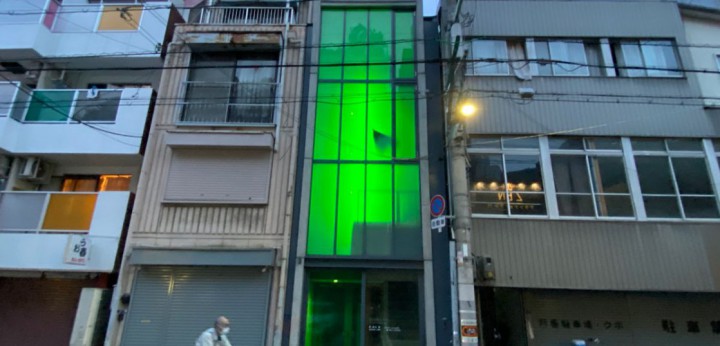 3階からの様子。緑色に発光する蛍光管が摺りガラスの窓から透けて見える